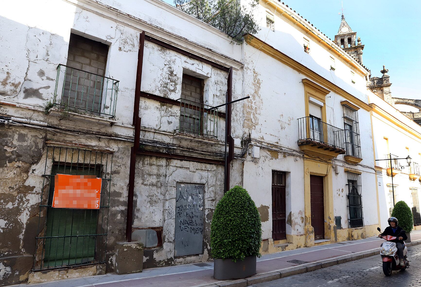 Finca tapiada en la calle Merced