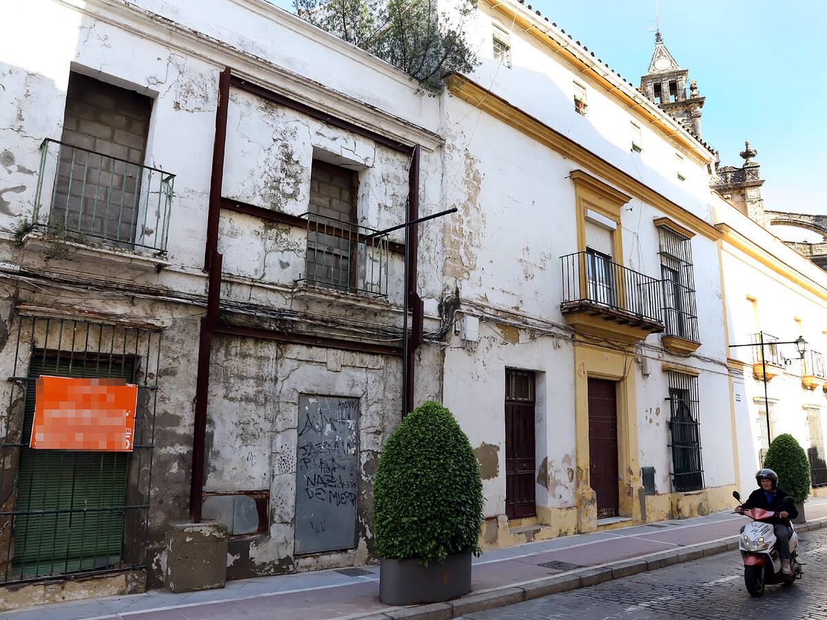El Ayuntamiento realiza el tapiado de una finca abandonada de la calle Merced