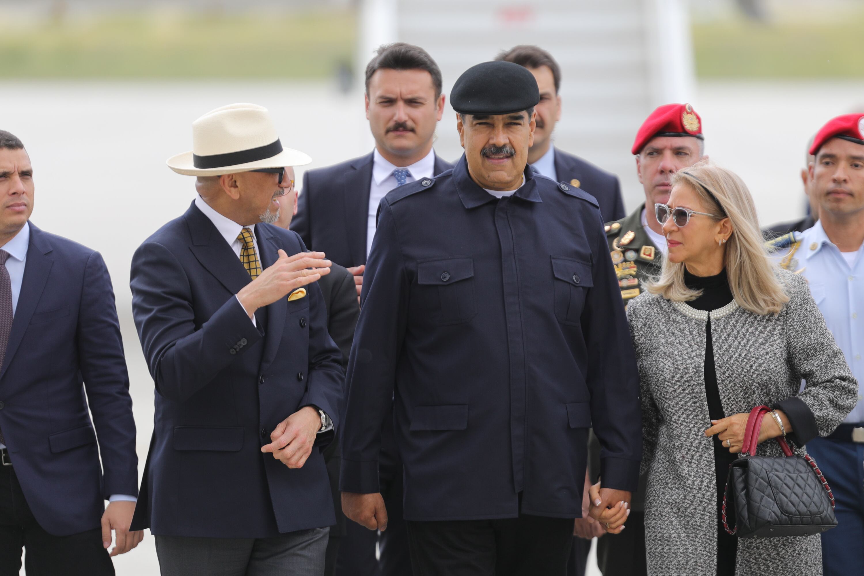 El presidente de Venezuela, Nicolás Madura, acompañado de la primera dama venezolana Cilia Flores, a su llegada el viernes al aeropuerto de Ankara