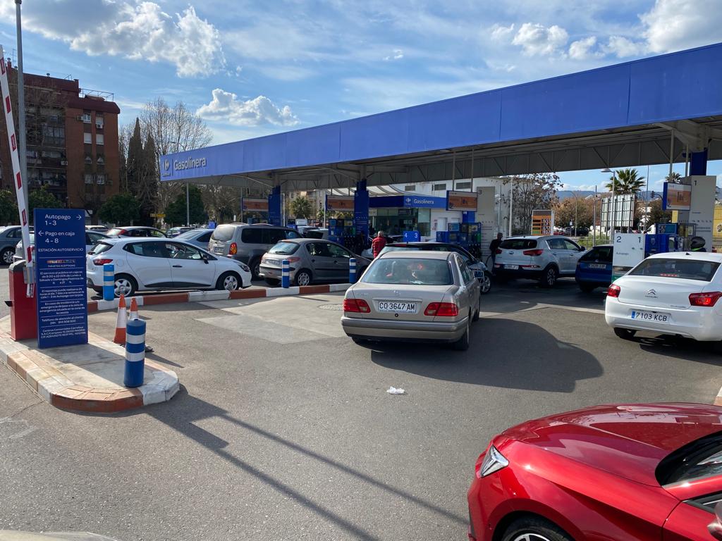 Colas en una estación de servicio de Córdoba para repostar carburante