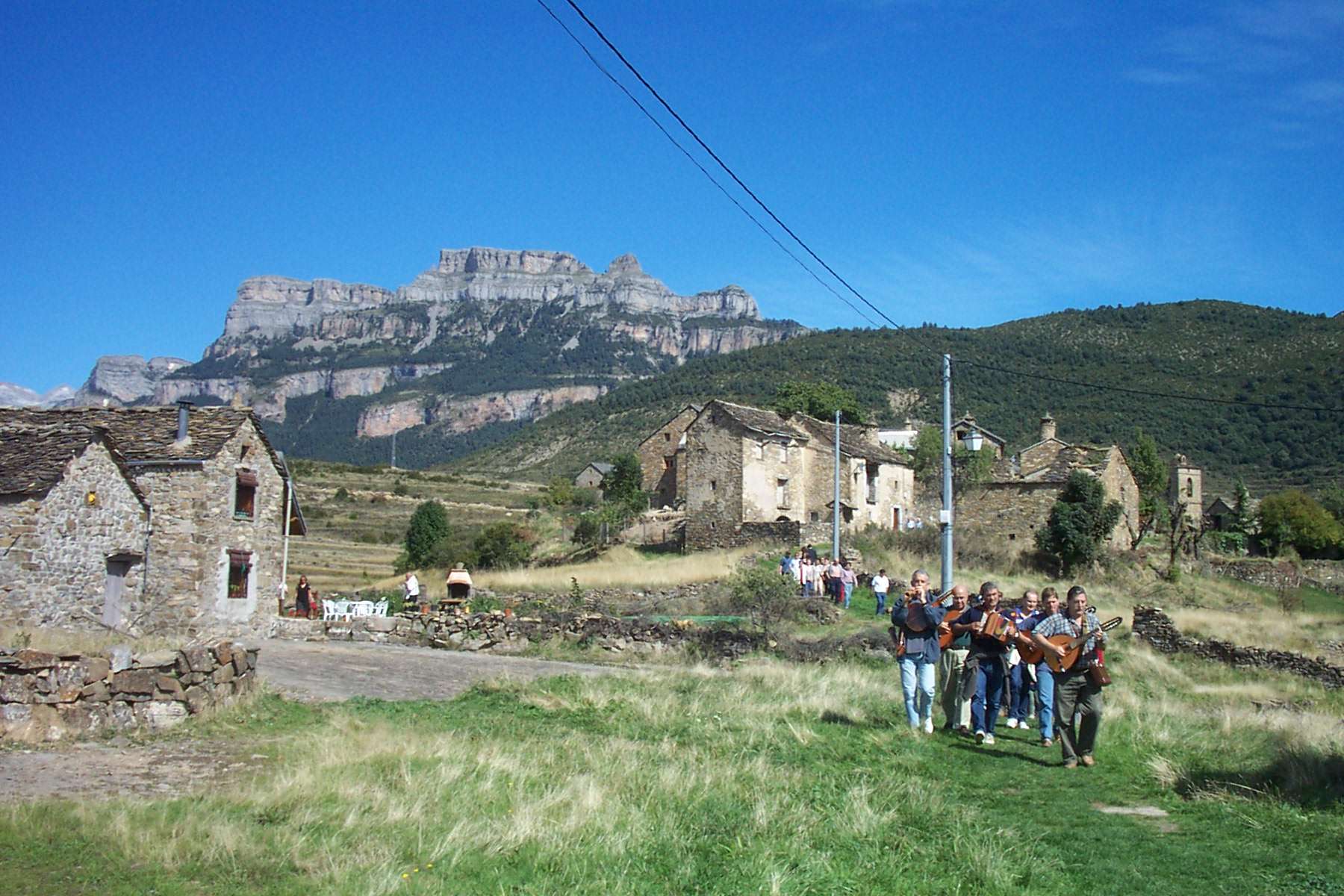 La Ronda de Boltaña tocando en uno de los pueblos de la zona