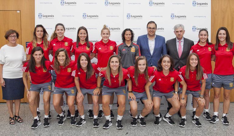 El alcalde de Leganés, Santiago Llorente (cuarto de pie por la derecha), el director técnico de fútbol sala de la Real Federación Española de Fútbol, José Venancio López, la seleccionadora nacional, Claudia Pons, y  la concejala de Deportes, Igualdad y Ju