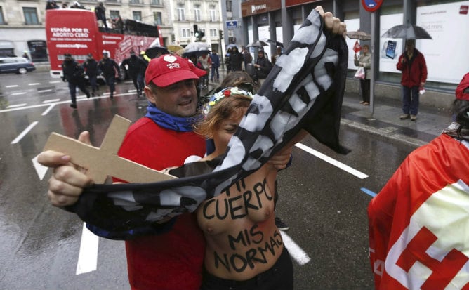 Activistas de Femen durante la protesta que han protagonizado en la madrileña calle de Alcalá, dentro del recorrido de la IV &#039;Marcha por la Vida&#039;