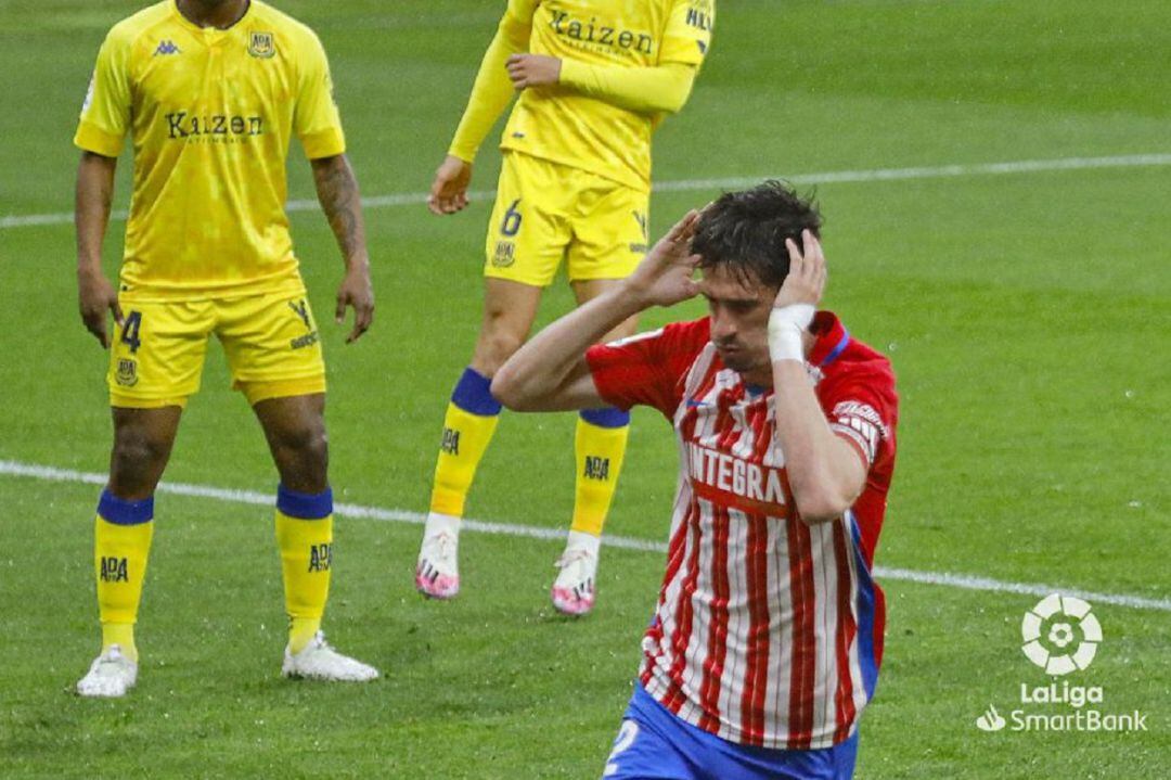 Pablo Pérez lamenta una de las ocasiones falladas por el Sporting ante el Alcorcón.