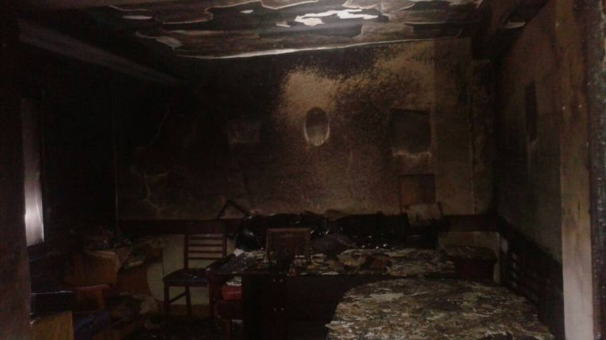 Los bomberos rescatan a dos personas atrapadas por el incendio de su vivienda en Almadén