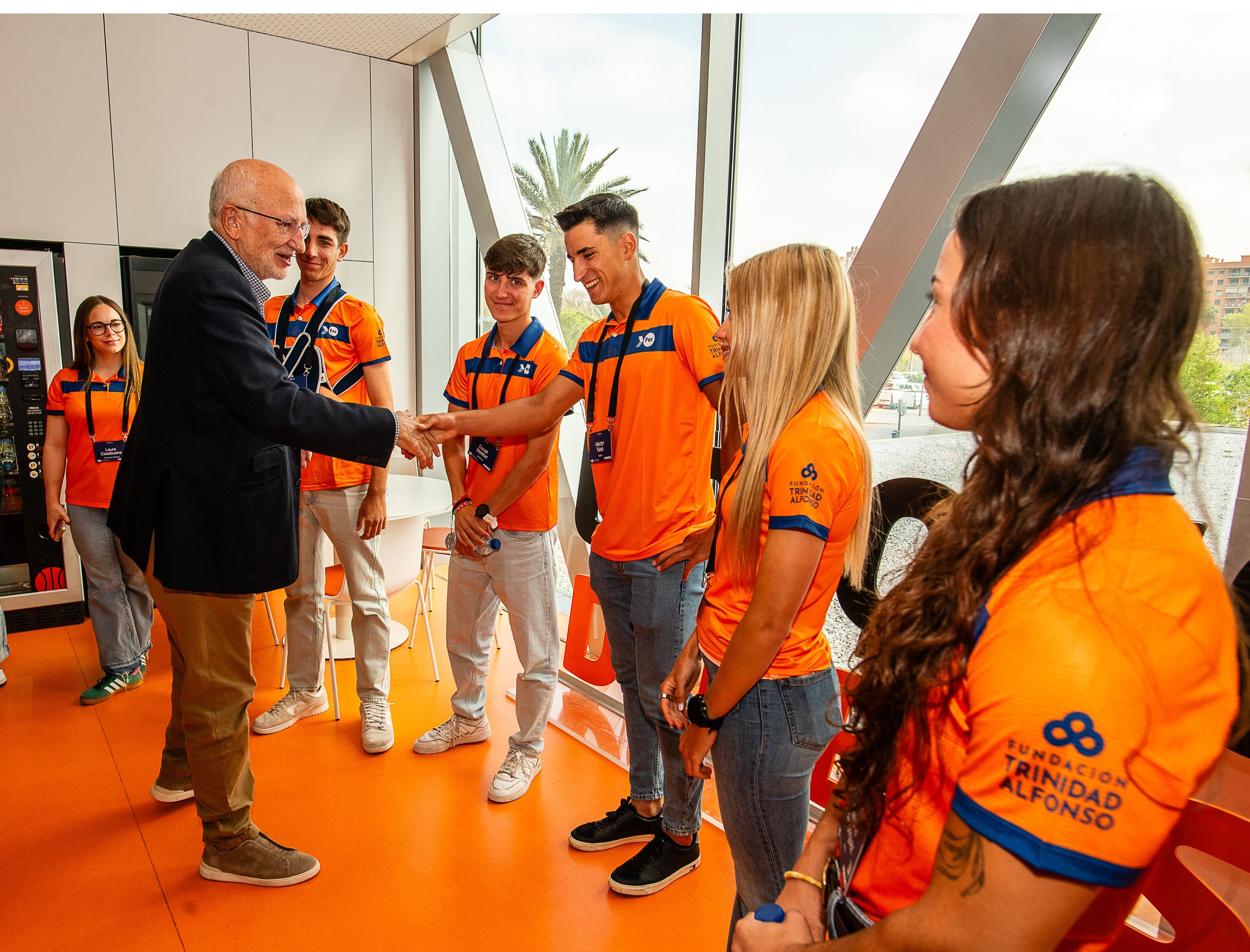 Juan Roig con deportistas del programa FER