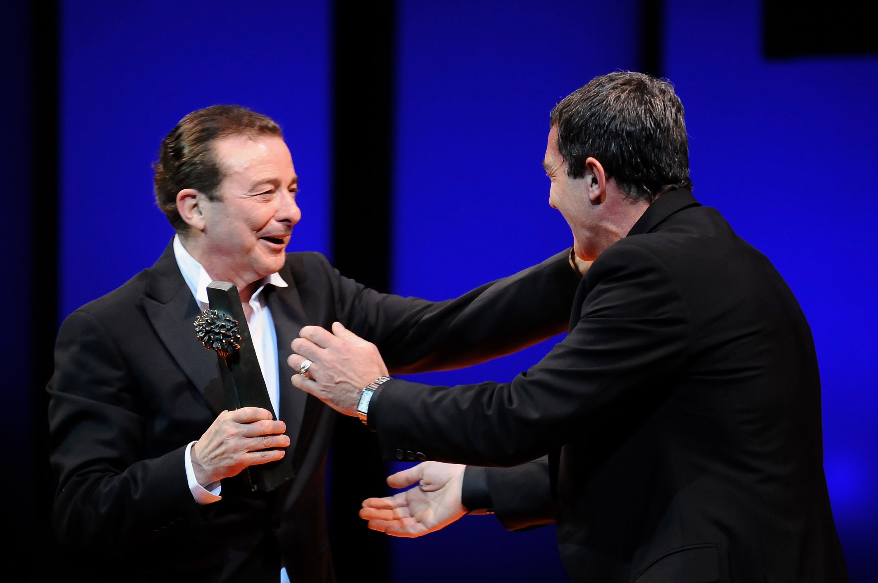 Juan Diego recibe de Antonio Banderas el premio &#039;Malaga&#039; en el festival de Málaga de 2009.