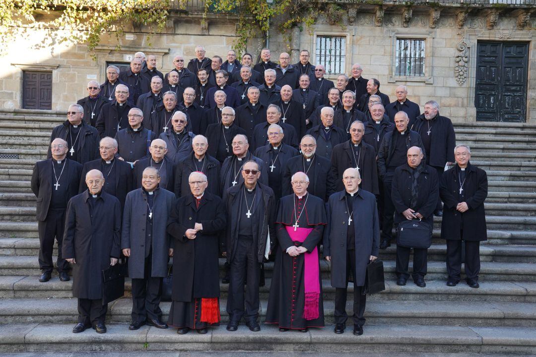 Foto de familia de los obispos durante la peregrinación a Santiago de Compostela este viernes con motivo del Año Jubilar Compostelano