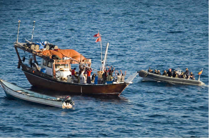 Inspección de un barco sospechoso de haber atacado el buque panameño Pro Alliance