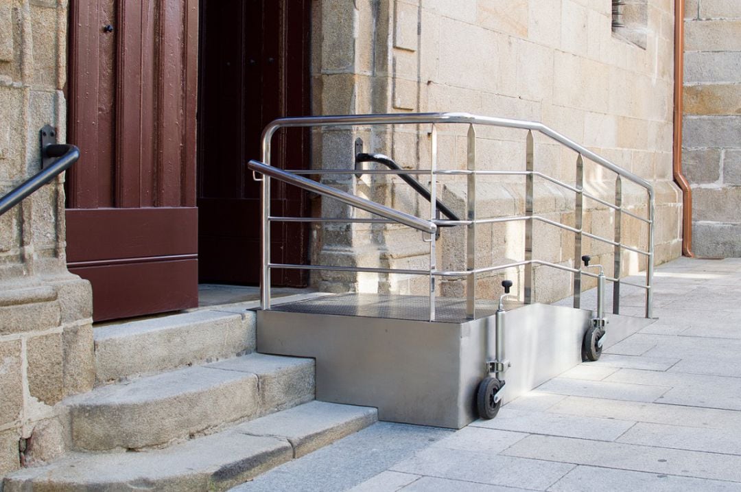 Rampa para personas con dificultad para la movilidad en la entrada de un edificio público