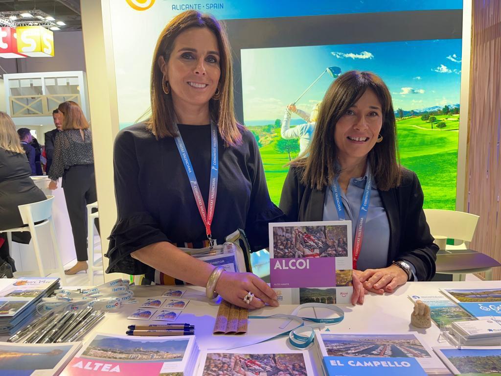 Lorena Zamorano en World Travel Market London junto a la técnico Paola Pons