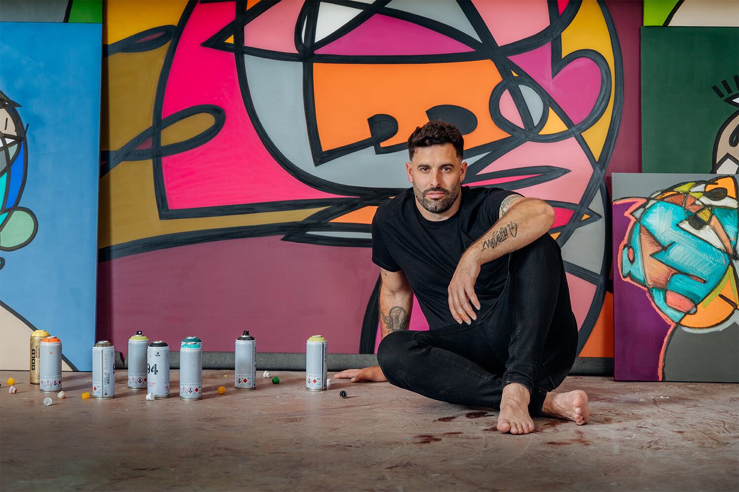 El artista Miguel Ángel Belinchón junto a una de sus obras