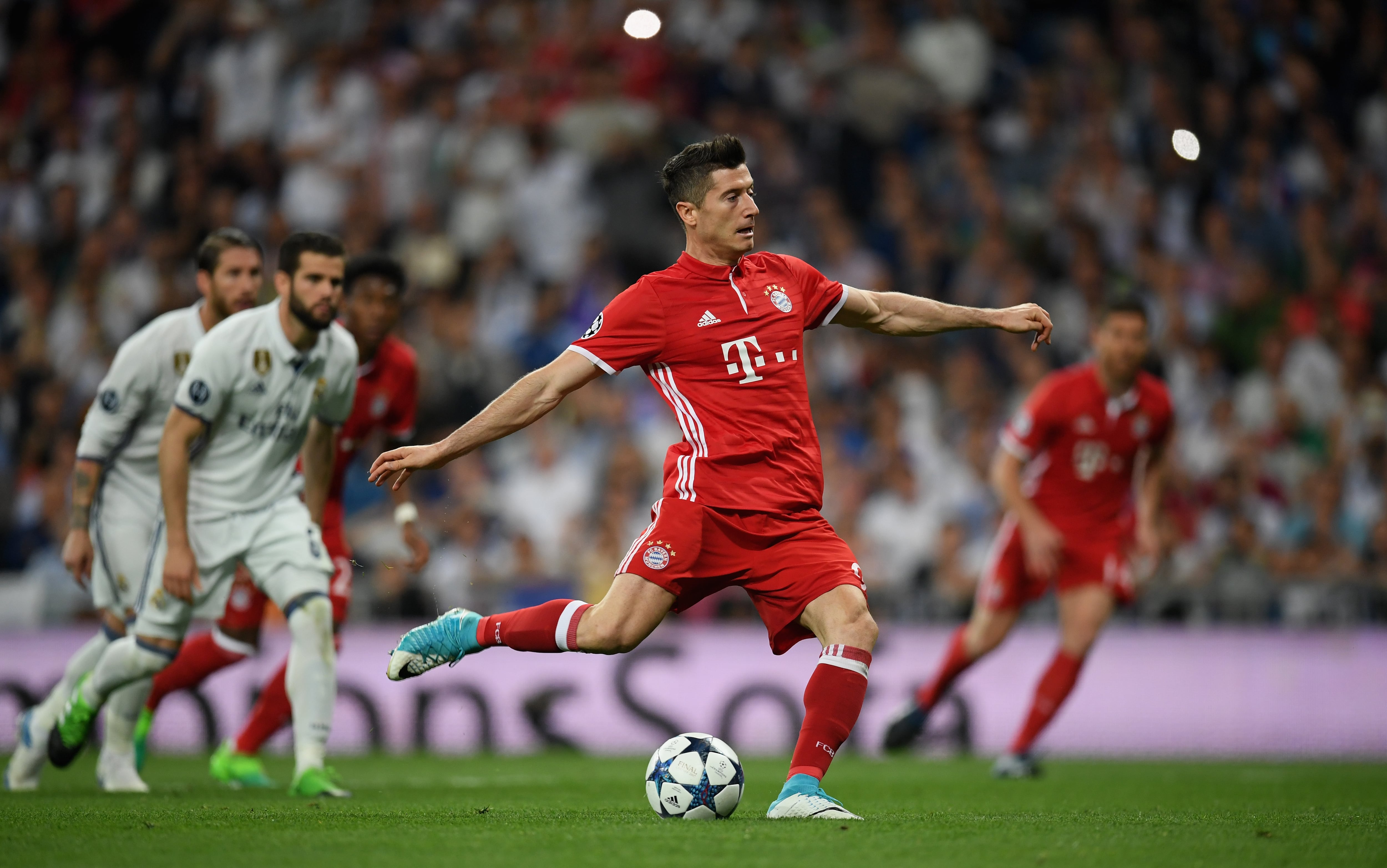 Lewandowski lanza un penalti en el Bernabéu, en 2017.