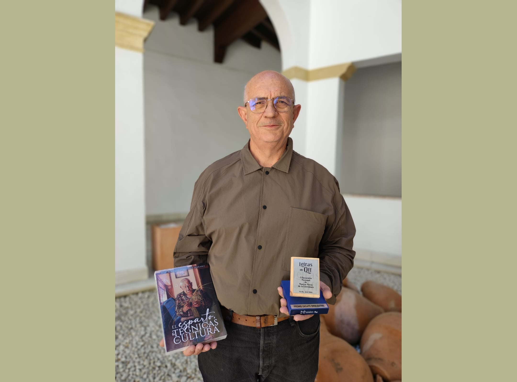 Alfonso Mansanet amb el llibre i el premi