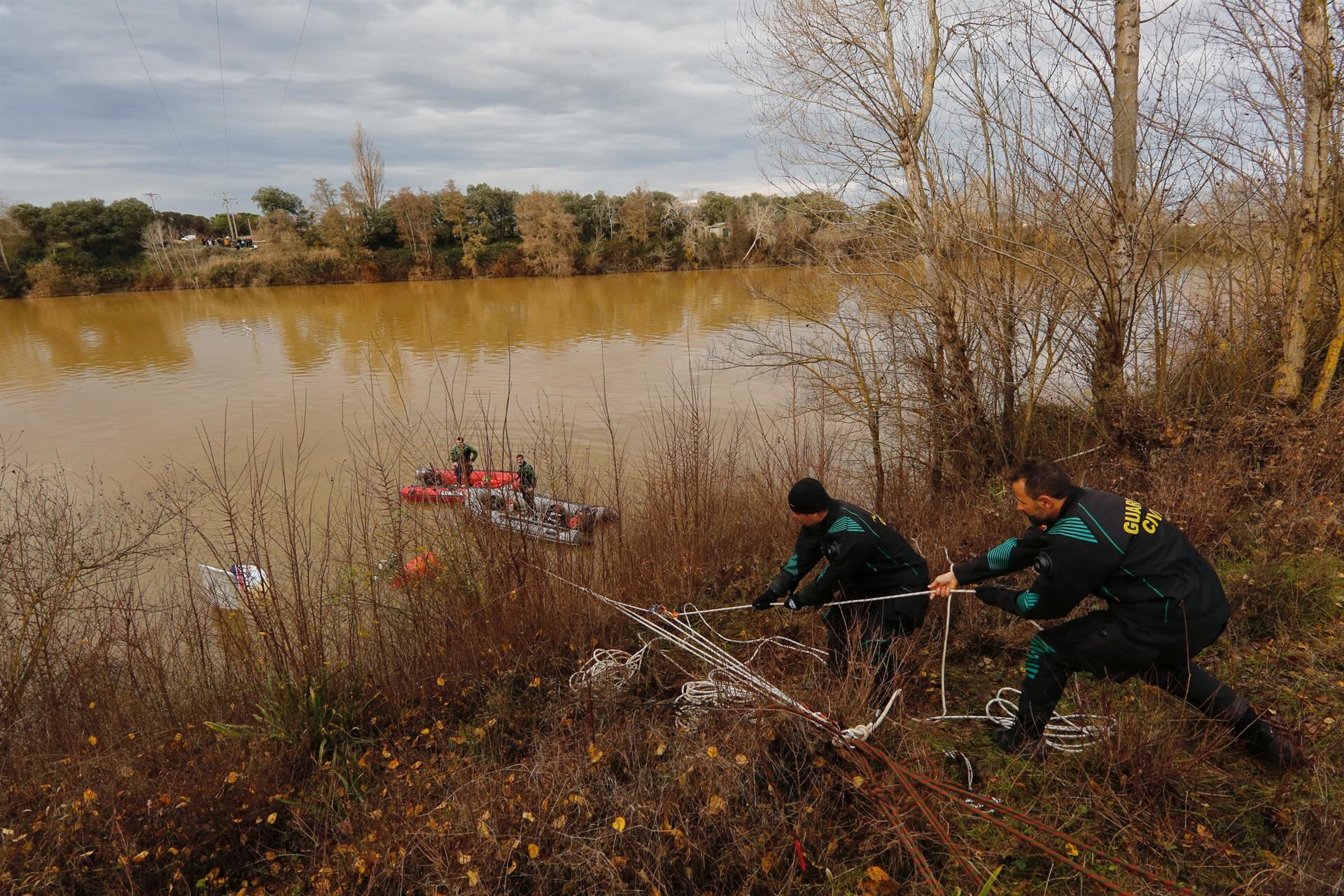 Efectivos de los GEAS trabajan para reflotar los restos del ultraligero que se accidentó este sábado en las aguas del Duero a su paso por Villamarciel y de cuyo interior se ha recuperado ya uno de los cadáveres de las dos personas que viajaban en él