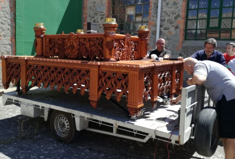 Preparativos del trono del Cristo del Mercado antes de su traslado para la reforma