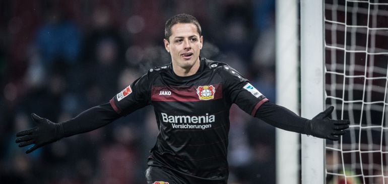 Chicharito Hernández celebra uno de sus goles ante el Augsburgo