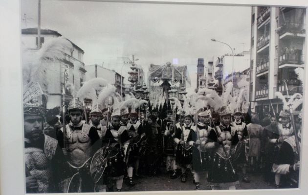 Curiosa imagen de los Armaos de La Macarena escoltando al paso de palio de la Virgen de la Esperanza en una lluviosa mañana de Viernes Santo