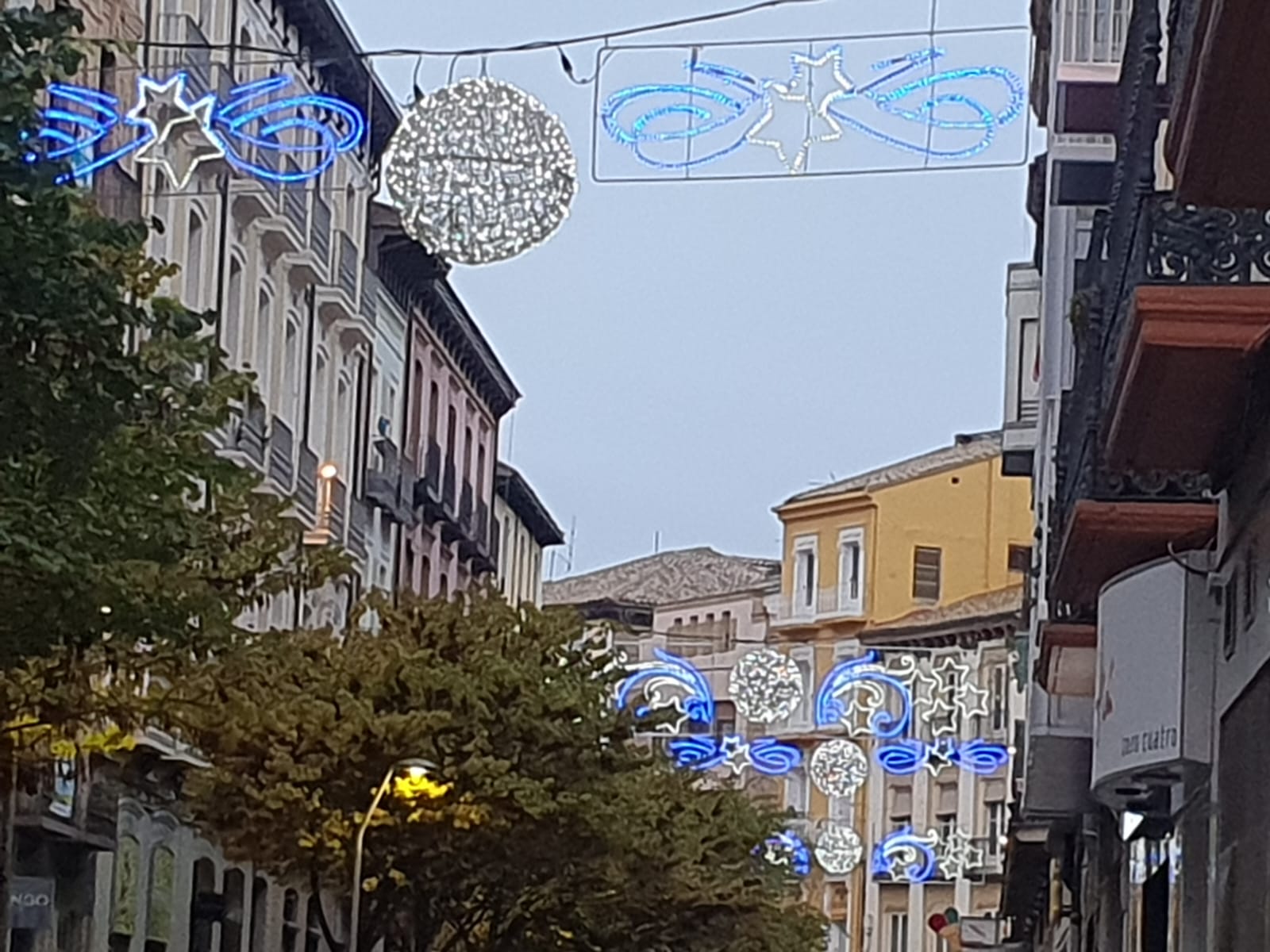 Las grandes bolas navideñas del Coso, iluminadas en las pruebas