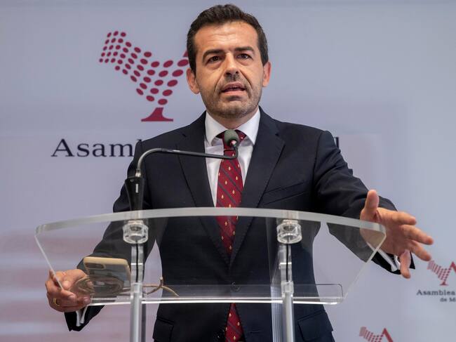 CARTAGENA, 06/07/2023.- El viceportavoz de Vox en el parlamento murciano, Rubén Martínez, ofrece una rueda de prensa después de la primera sesión del pleno de investidura del presidente de la Comunidad de Murcia, este jueves en la Asamblea Regional de Murcia. EFE/Marcial Guillén