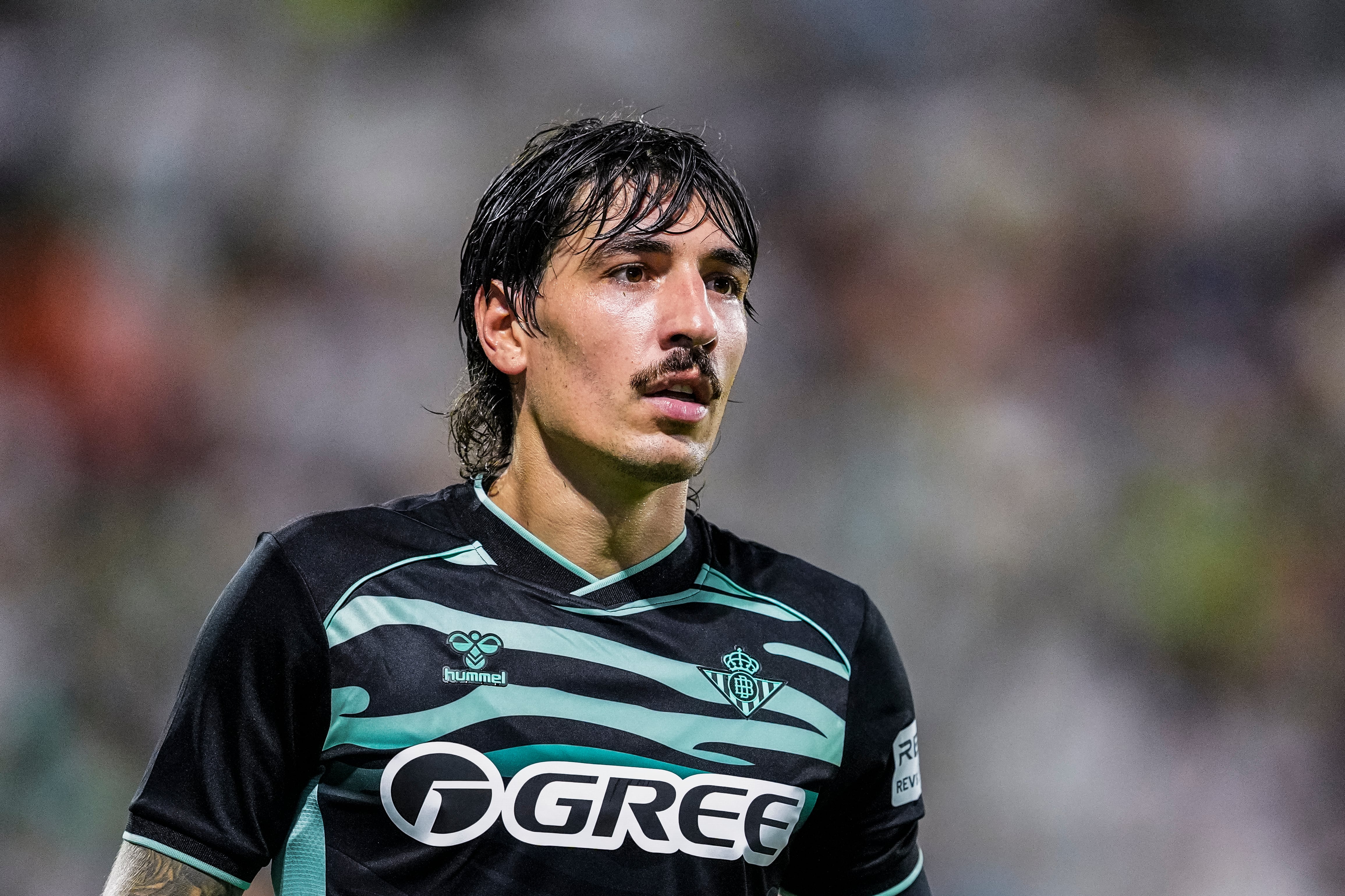 Héctor Bellerín juega un partido con el Real Betis