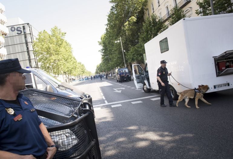 Medidas de seguridad en los alrededores de la Embajada de EEUU, donde el presidente de Estados Unidos, Barack Obama, tiene previsto reunirse con sus funcionarios tras la recepción en el Palacio Real