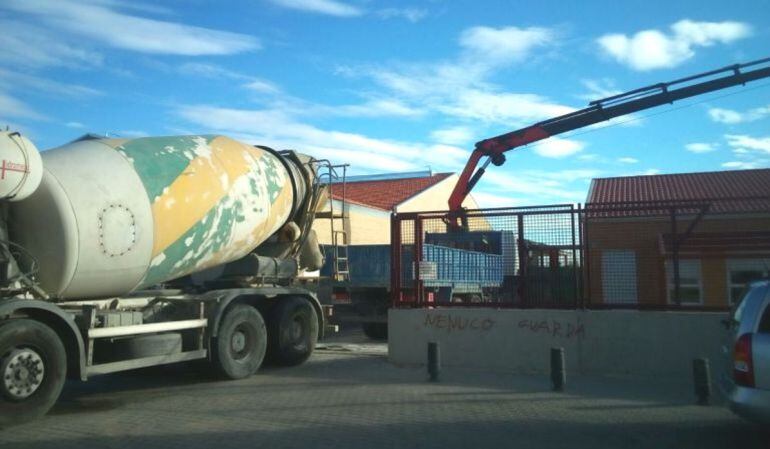 Las obras en el colegio Constitución de 1812 comenzaron con camiones y obras junto a los alumnos