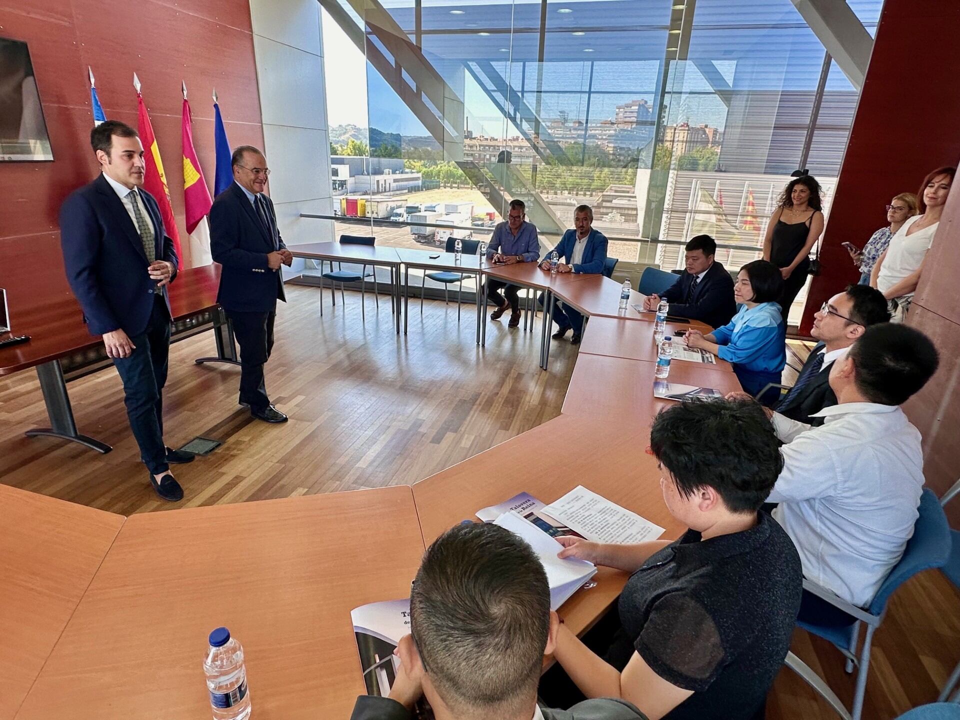 El alcalde de Talavera, José Julián Gregorio, y el concejal de Promoción Económica, Javier Muñoz-Gallego, reciben a la delegación china