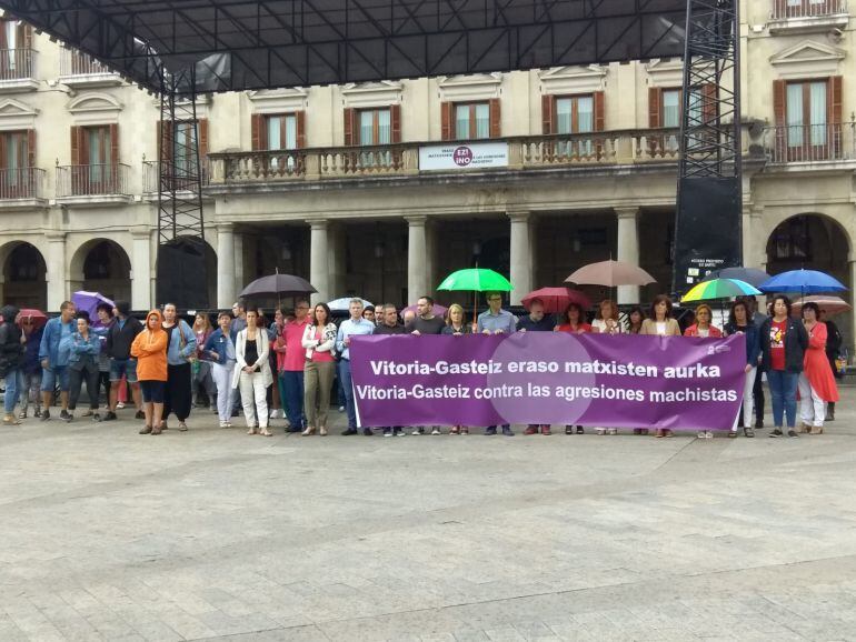 El Ayuntamiento de Vitoria ha convocado una concentración en repulsa por la agresión sexual a una mujer en un bar del barrio vitoriano de Zaramaga.