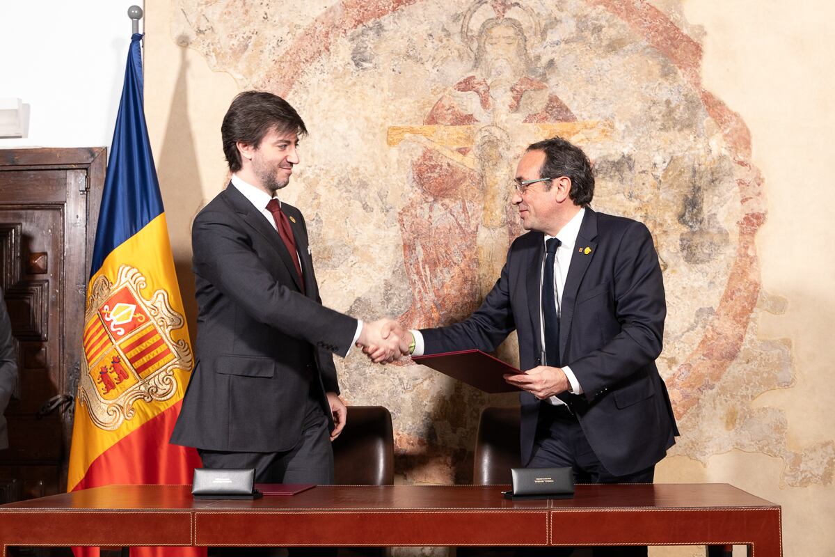 El síndic general, Carles Ensenyat, i el president del Parlament de Catalunya, Josep Rull, a Casa de la Vall després de la signatura del conveni de col·laboració entre les dues institucions.