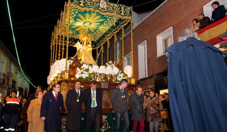 La Hermandad de Nuestra Señora de la Paz es la encargada de organizar el traslado y procesión de la patrona de los alcobendenses 