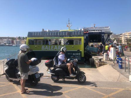 Vehículos esperando para embarcar rumbo a Formentera