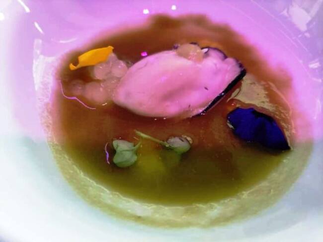 Ostra escalfada con caldo de cítricos, compota de manzana, jengibre y caviar de champagne