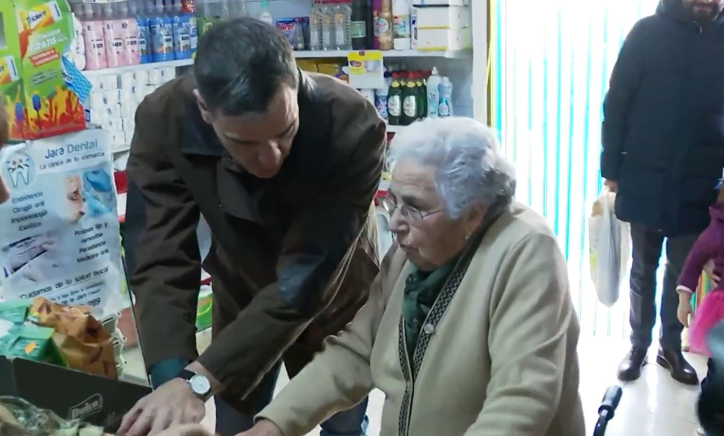 El presidente del Gobierno, Pedro Sánchez, con una vecina de Azután (Toledo), durante su visita al municipio.