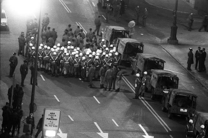 Una imagen de la noche de febrero de 1981, cedida por el diario EL PAÍS