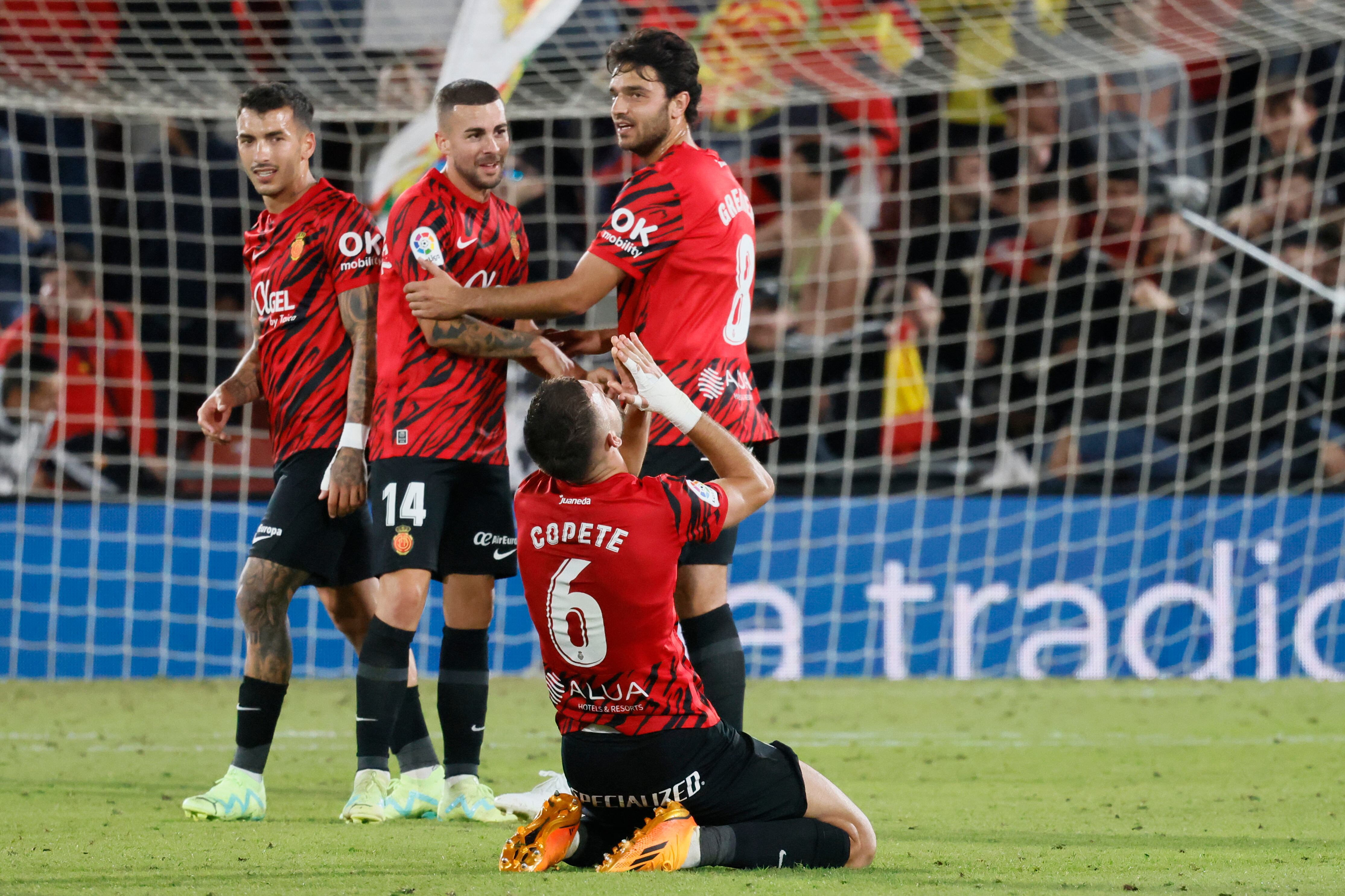 PALMA DE MALLORCA, 12/05/2023.- Los jugadores del Mallorca celebran la victoria del equipo balear a la finalización del encuentro correspondiente a la jornada 34 de primera división que han disputado hoy viernes frente al Cádiz en el estadio de Son Moix, en Palma de Mallorca. EFE/CATI CLADERA.
