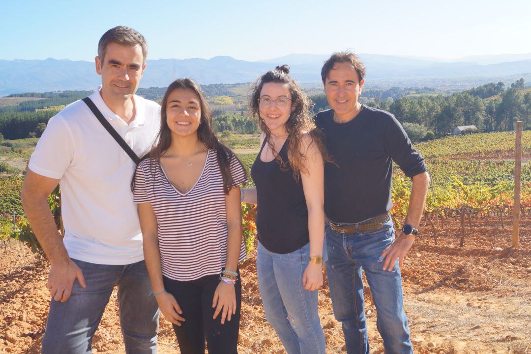 El profesor Santiago Alonso Palacio, las alumnas, Celia García López y Lara Fernández León, y el enólogo  D. José Manuel Ferreira.