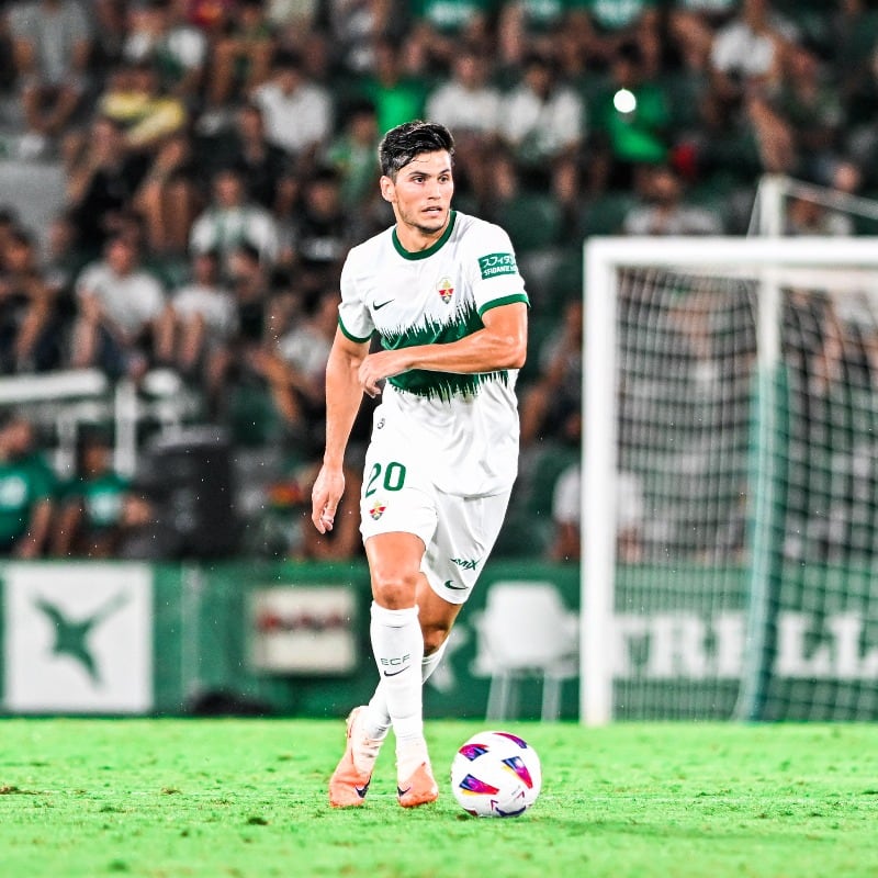 Cristian Salvador conduce el balón durante el partido Elche-Villarreal B