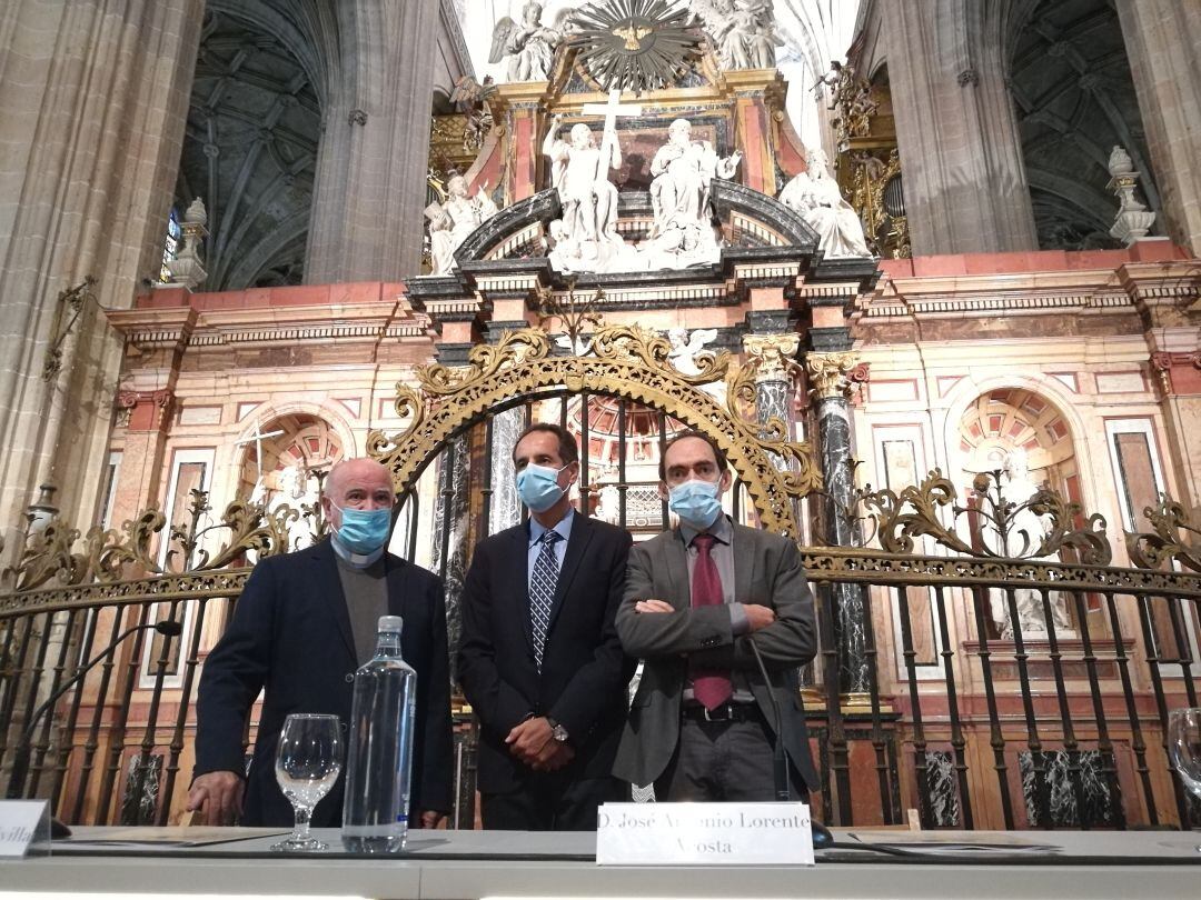 El deán de la Catedral Ángel García Revilla junto a los responsables del análisis de los restos del infante D. Pedro, durante el acto de presentación de las conclusiones