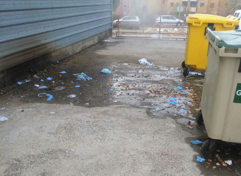 Suciedad acumulada junto al Hospital