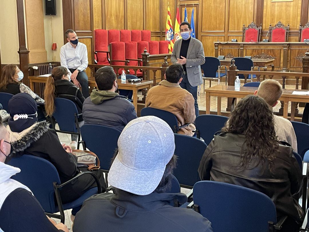 El alcalde de Alcoy, Antonio Francés, se dirige a los 28 nuevos contratados con Avalem Joves