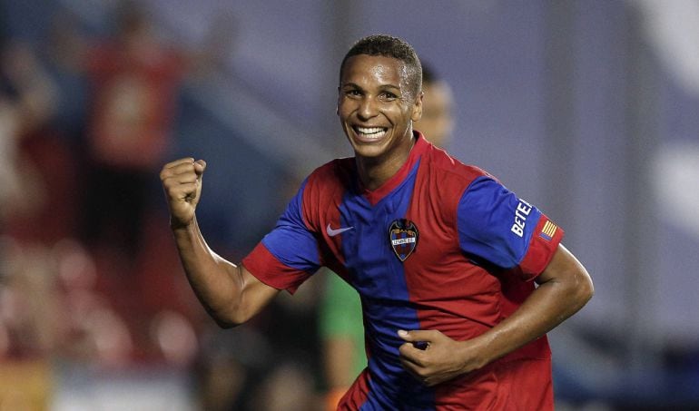 GRA216. VALENCIA, 04/10/2015.- El delantero brasileño del Levante Deyverson Silva Acosta celebra el gol que ha marcado ante el Villarreal, durante el partido de la séptima jornada de Liga jugado esta tarde en el estadio Ciutat de Valencia. EFE/Manuel Bruque