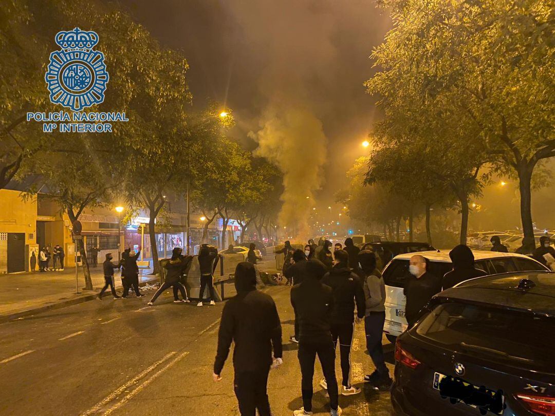 Imagen de los disturbios en Pino Montano contra el toque de queda y las medidas restrictivas