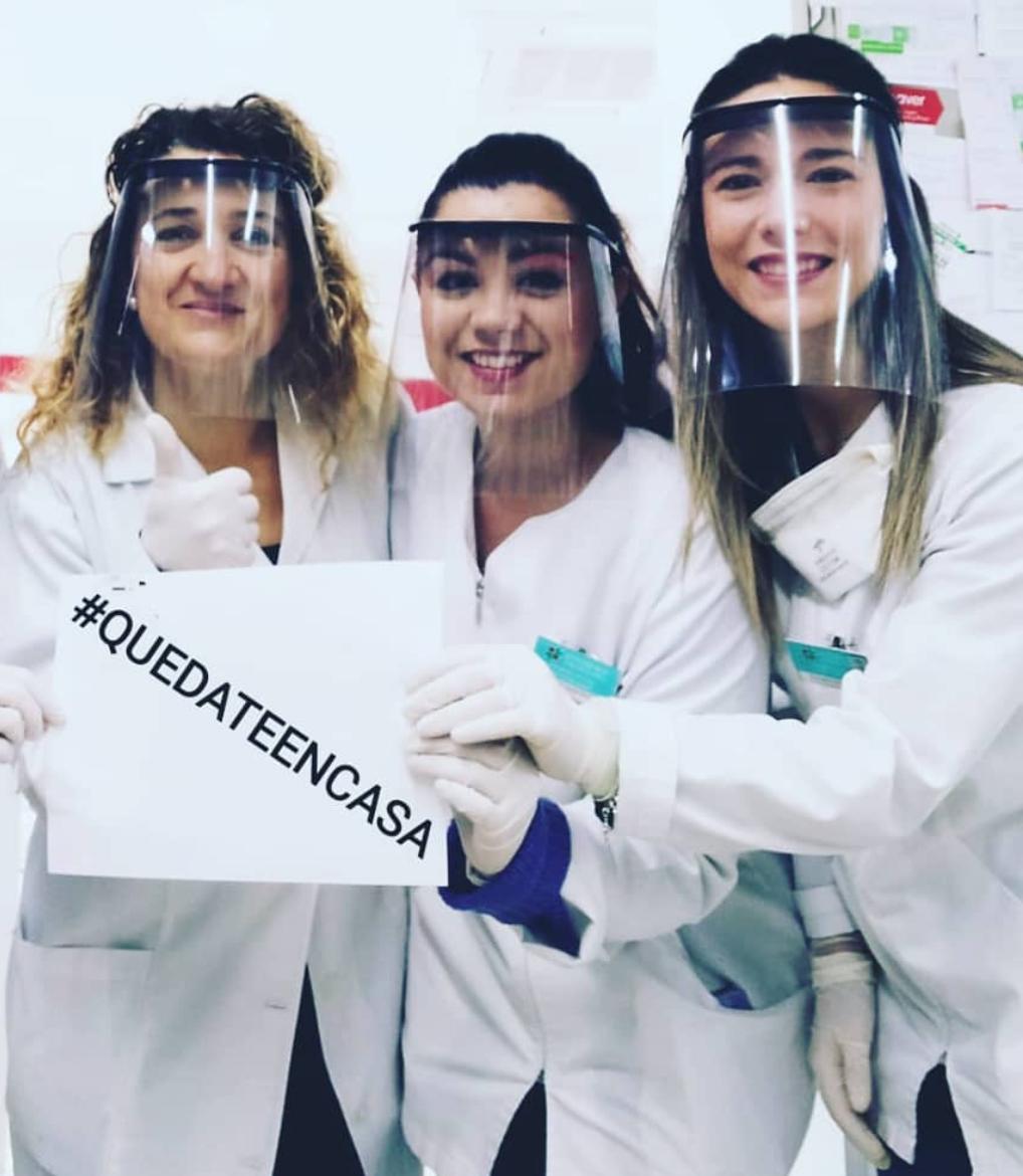 Obdulia Pérez, técnica de la farmacia Sánchez Carrascosa junto con sus compañeras en la pandemia