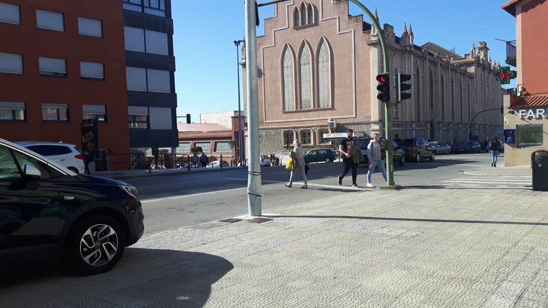 Tres peatones cruzan indebidamente en el lugar del accidente en el que morían dos personas arrolladas por un vehículo que invadió la acera.