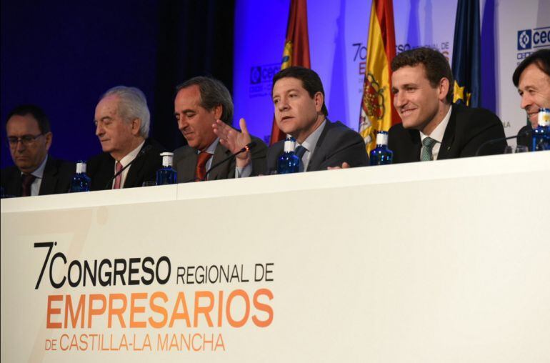 Emiliano García Page (centro) con Ángel Nicolás (izquierda) y Víctor Manuel Martín (derecha)