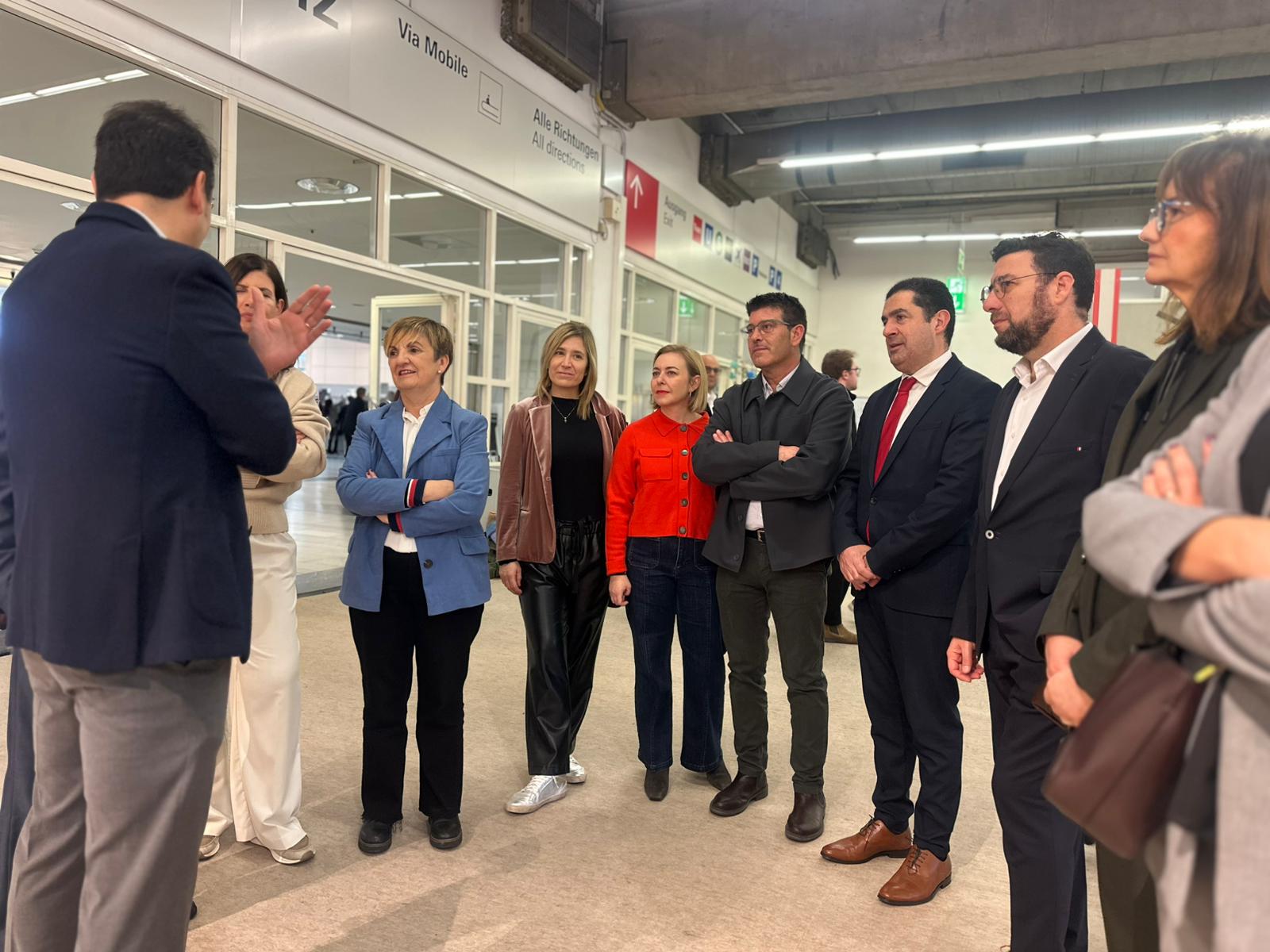 La consellera Marián Cano, la vicepresidenta de la Diputación, Natàlia Enguix, el alcalde Jorge Rodríguez y representantes de ATEVAL durante su visita a las empresas valencianas en Heimtextil
