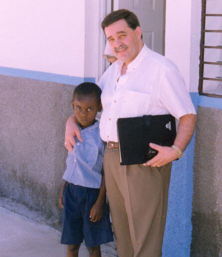 Florián Belinchón con una de los niños de Cité Soleil, en Haití.