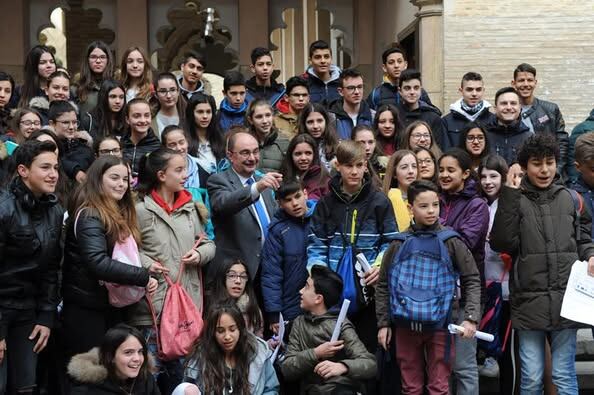 Javier Lambán con alumnos del IES Cinco Villas en su visita a las Cortes de Aragón en 2018