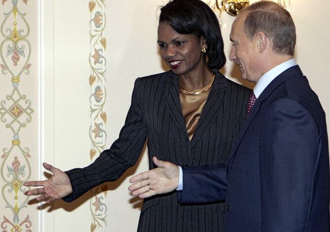 La secretaria de Estado de EEUU, Condoleezza Rice, y el presidente de Rusia, Vladimir Putin, en su reunión en la residencia presidencia de Novo-Ogaryovo, a las afueras de Moscú.